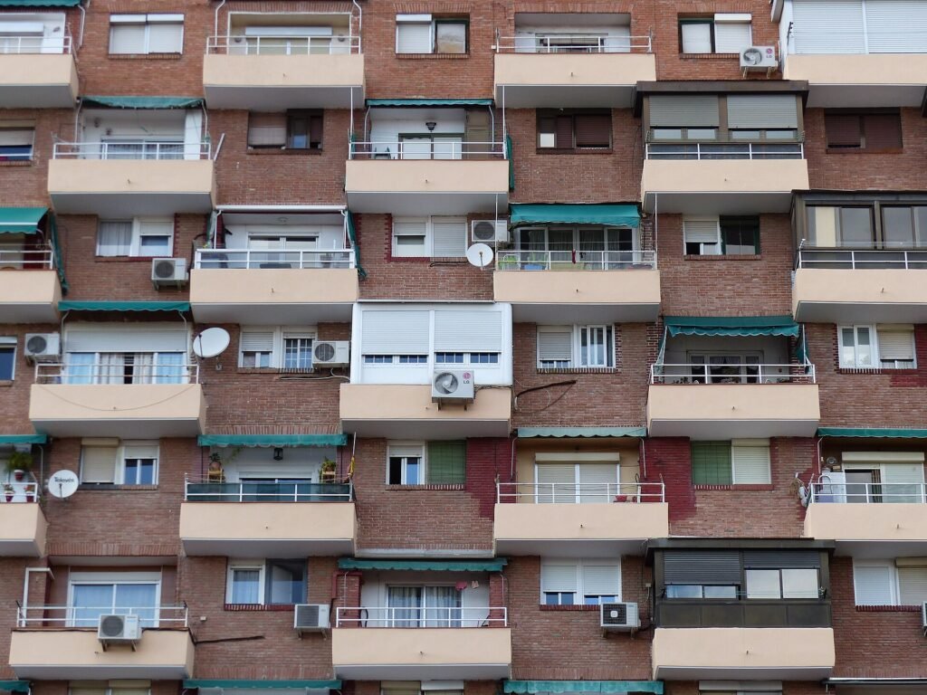 Pisos de alquiler baratos: dónde buscar y cómo adelantarte a los demás